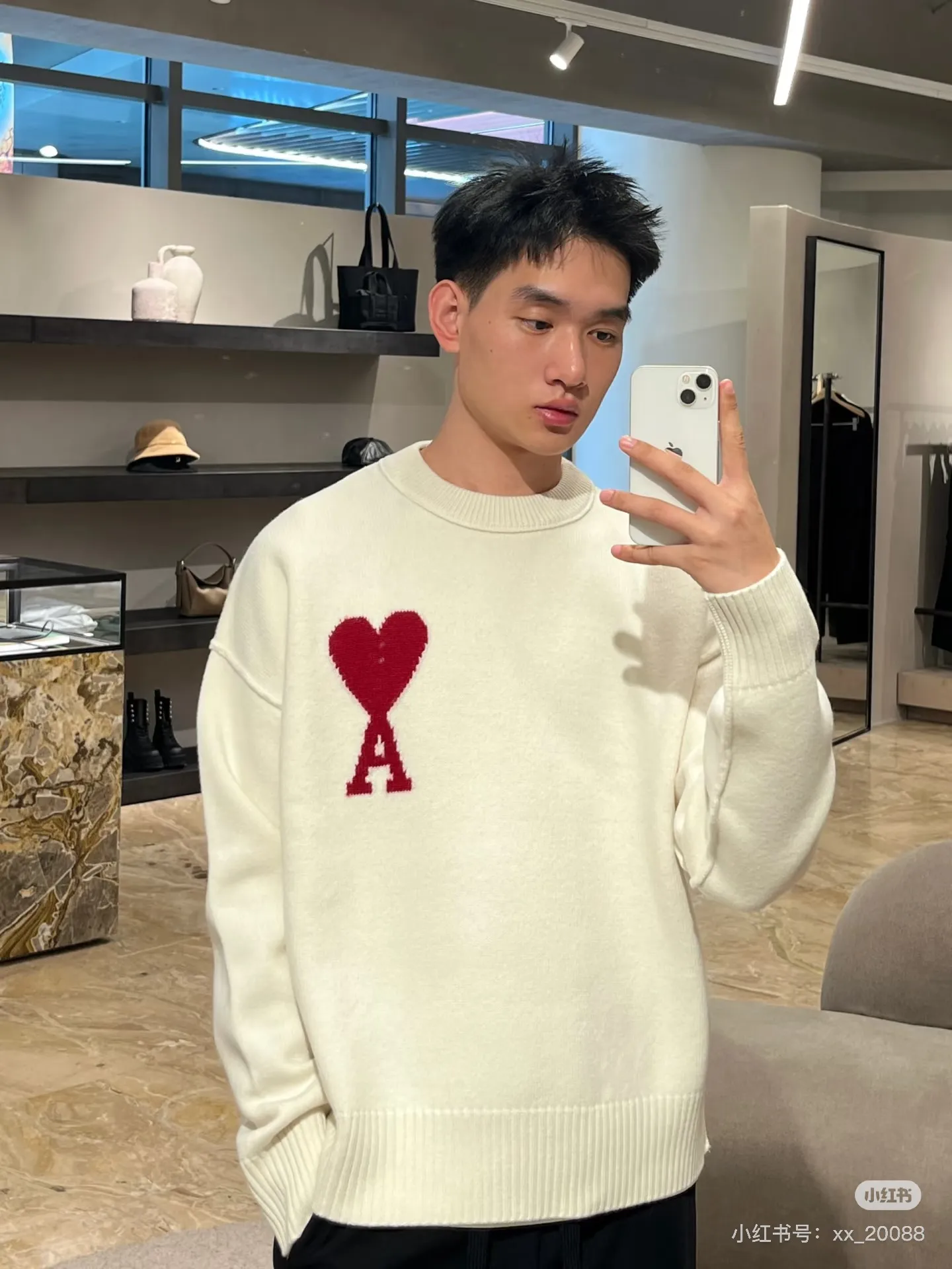 [Upper body picture] Ami Red love crew neck sweater